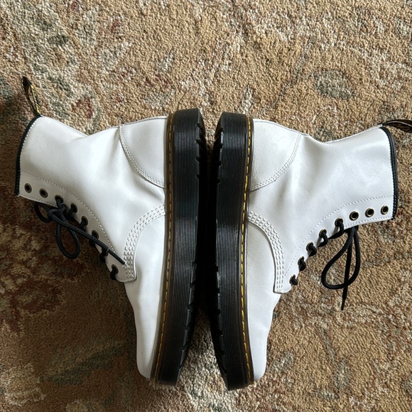 LIKE NEW! Dr. Martens white Combat Boot women’s size 9/ men’s size 8 - Picture 3 of 5